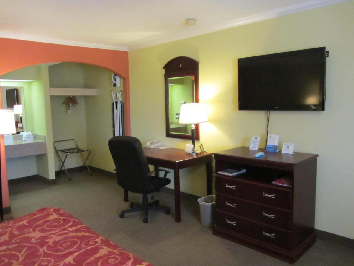 Days Inn By Wyndham Plainview Room photo